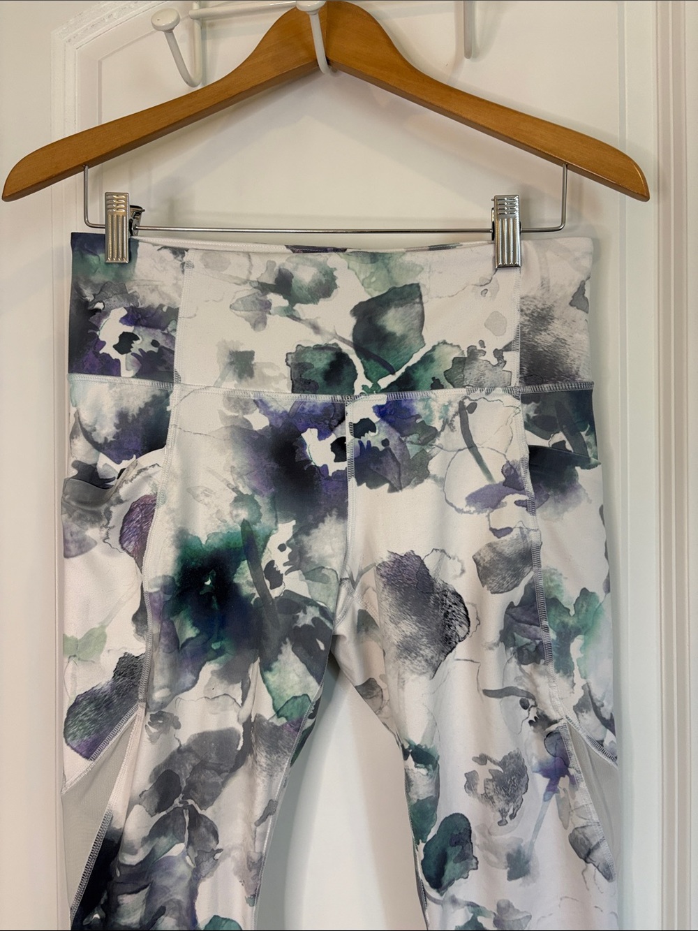 Athleta Mudra Floral Watercolor 7/8 Tight Leggings Size Medium - Picture 4 of 12